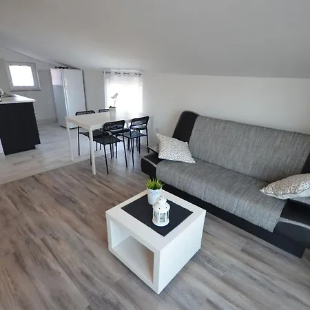 Boticki By Interhome Lägenhet