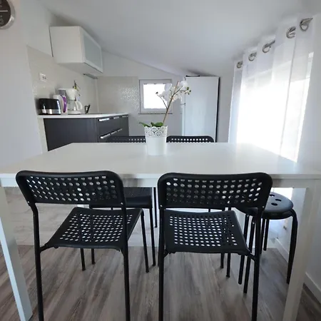 Boticki By Interhome Lägenhet Vir