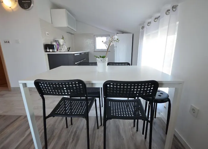 Boticki By Interhome Lägenhet Vir